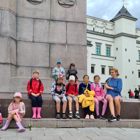 Stovyklautojai laukė edukacijos prie kunigaikščio Gedimino paminklo.