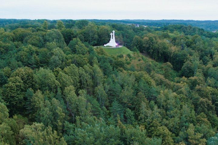 Trijų Kryžių kalva. Matosi Trijų Kryžių paminklas ir aplink gausus medžiai.