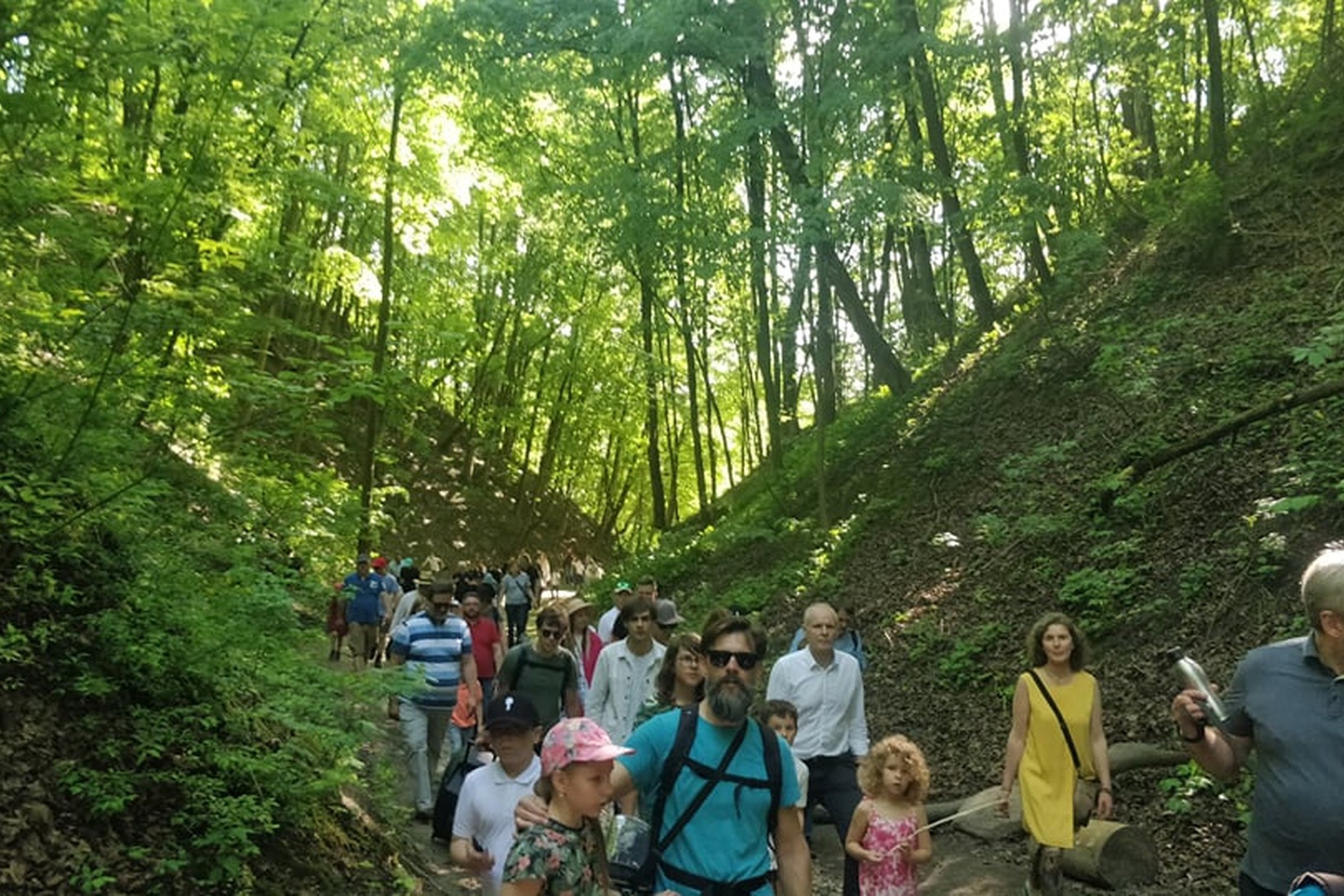 Choristai kartu su tėveliais eina Didžiąja Griova.