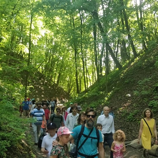 Choristai kartu su tėveliais eina Didžiąja Griova.