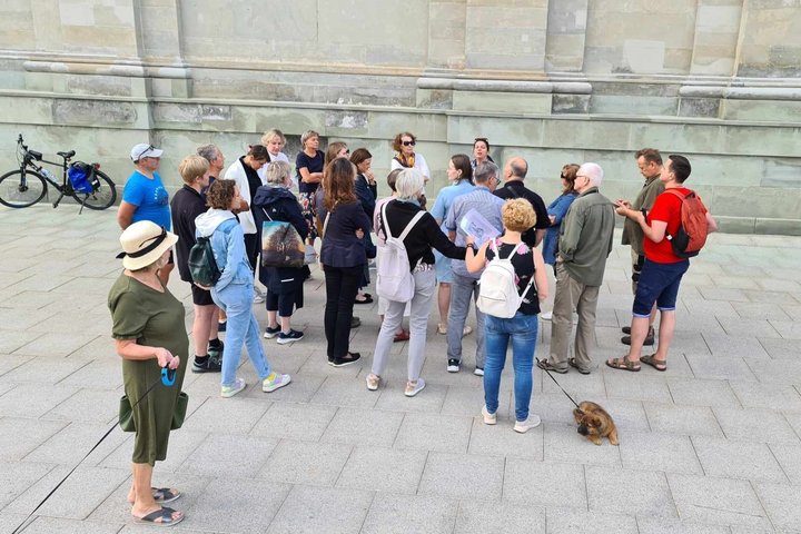 Apžiūrėti ir ištyrinėti paminklų susirinko ne tik smalsūs žmonės - bet ir keturkojai.