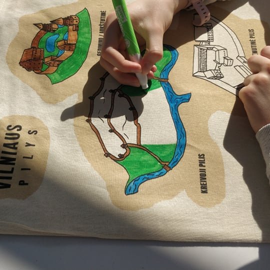 Maišelio, kuriame pavaizduotos trys Vilniaus pilis spalvojimas.