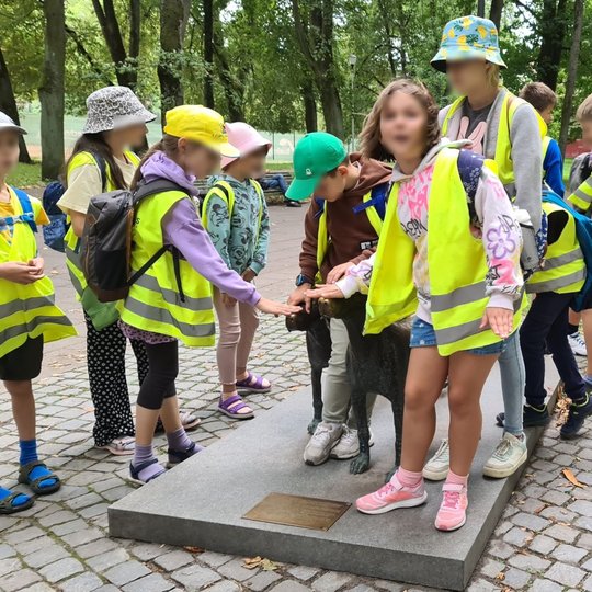 Visiems patiko lietuviškų skalikų skulptūra Pilių parke.