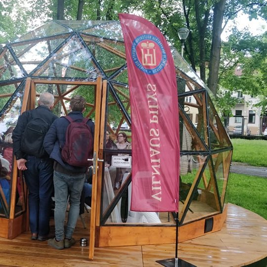 Vilniaus pilių kupolas pilnas žmonių.