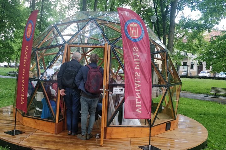 Vilniaus pilių kupolas pilnas žmonių.