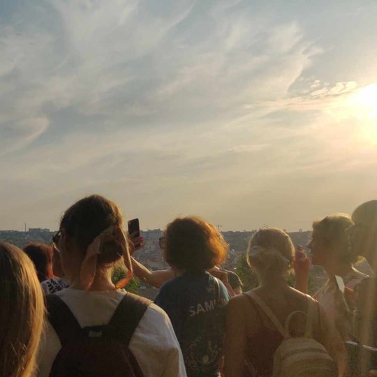 Vakarėjant grožėtasi senamiesčio panorama ir saulėlydžiu nuo Trijų kryžių kalno apžvalgos aikštelės.