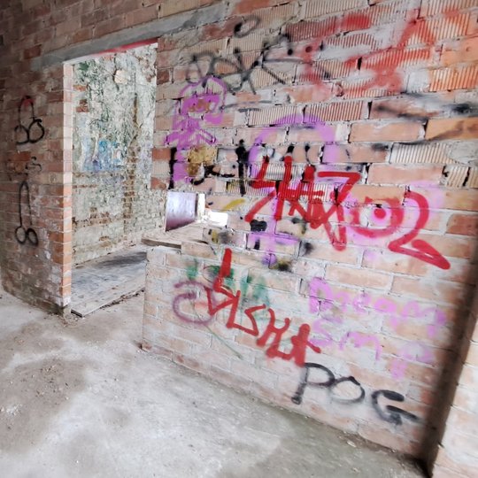 Likė graffiti piešiniai ant Kirdiejų rūmų priestato sienų.