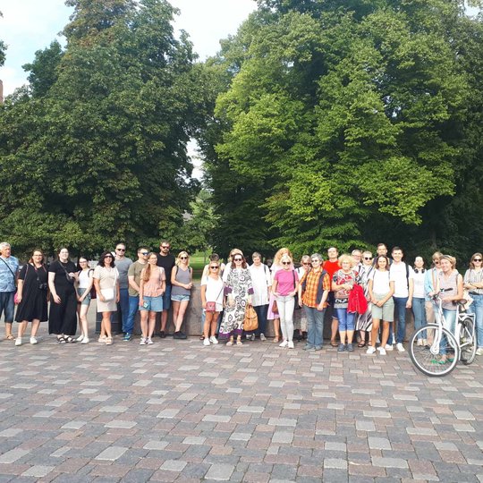 Gausi grupė ekskursantų, išsirikiavusių prie Pilių parko kaštonų.