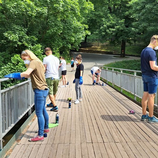 Visi darbininkai greitai įveikė tilto per Vilnią piešinius.