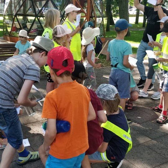Vaikai, šalia Vilniaus pilių kupolo, gauna orientacines užduotis.  