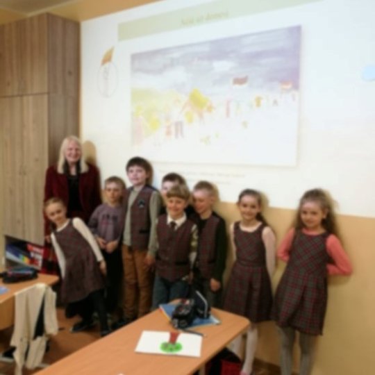 Vaikai kartu su edukatore Angele.