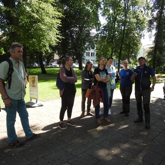 Arboristas Renaldas Žilinskas veda ekskursiją. 