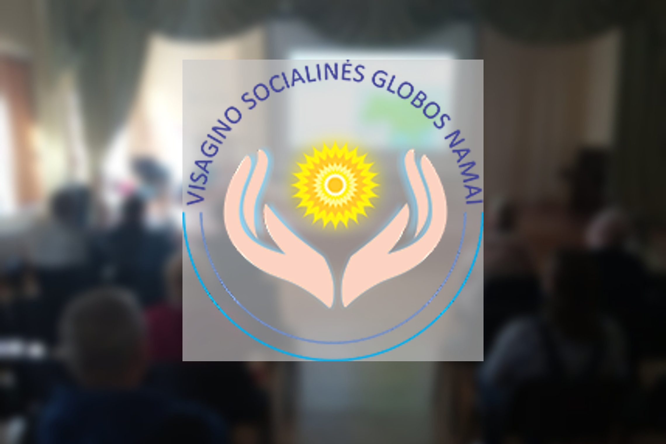 Visagino globos namų gyventojai klausosi nuotolinės paskaitos apie Vilniaus pilis. Nuotraukos priekyje Visagino globos namų logotipas.