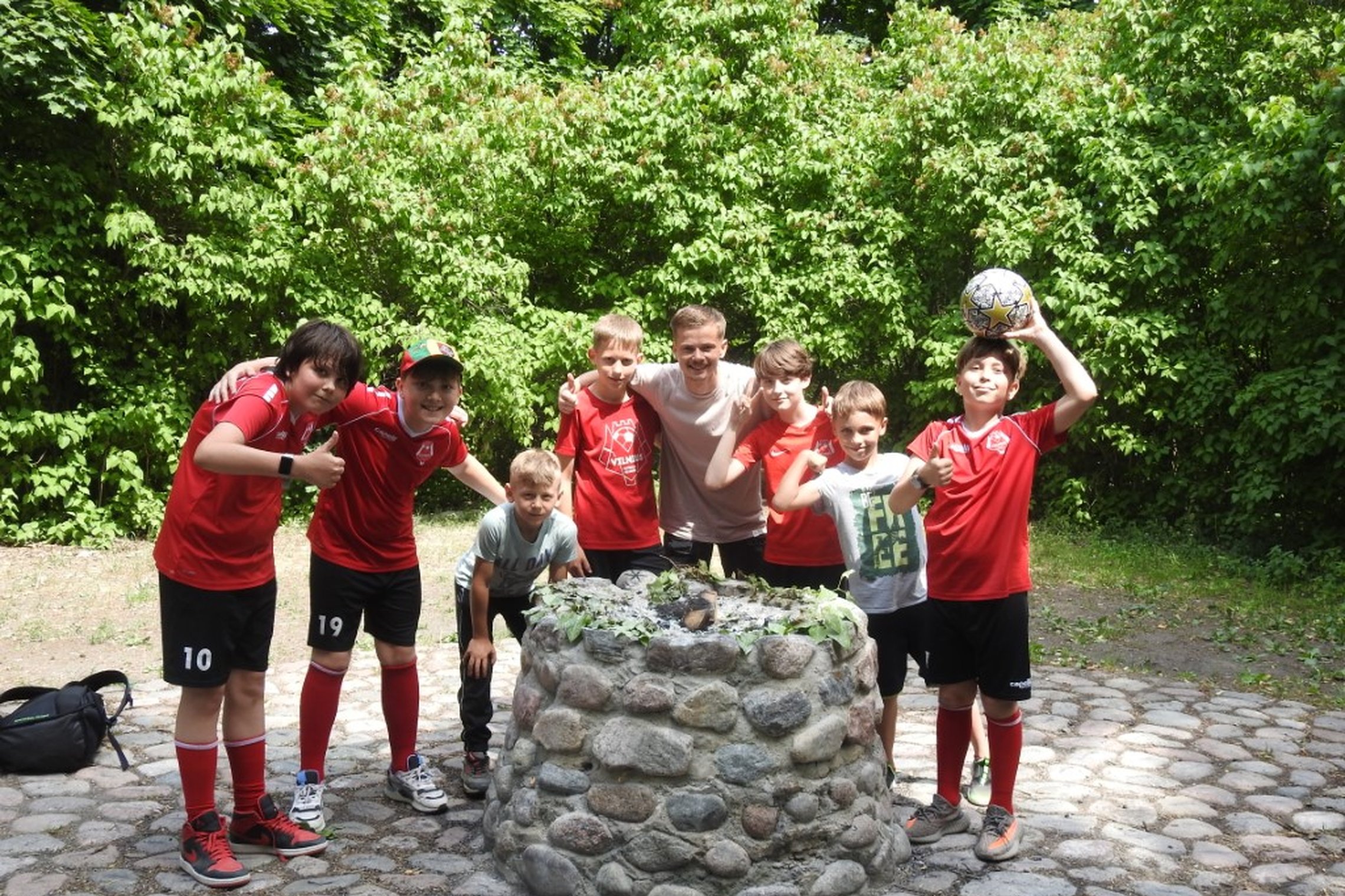 Jaunieji sportininkai aplankė Gedimino kapo kalno aukurą.