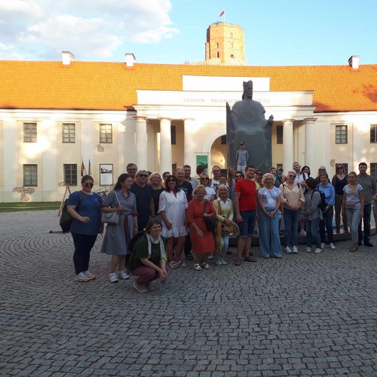 Gausus būrys rezervato svečių prie Mindaugo paminklo.