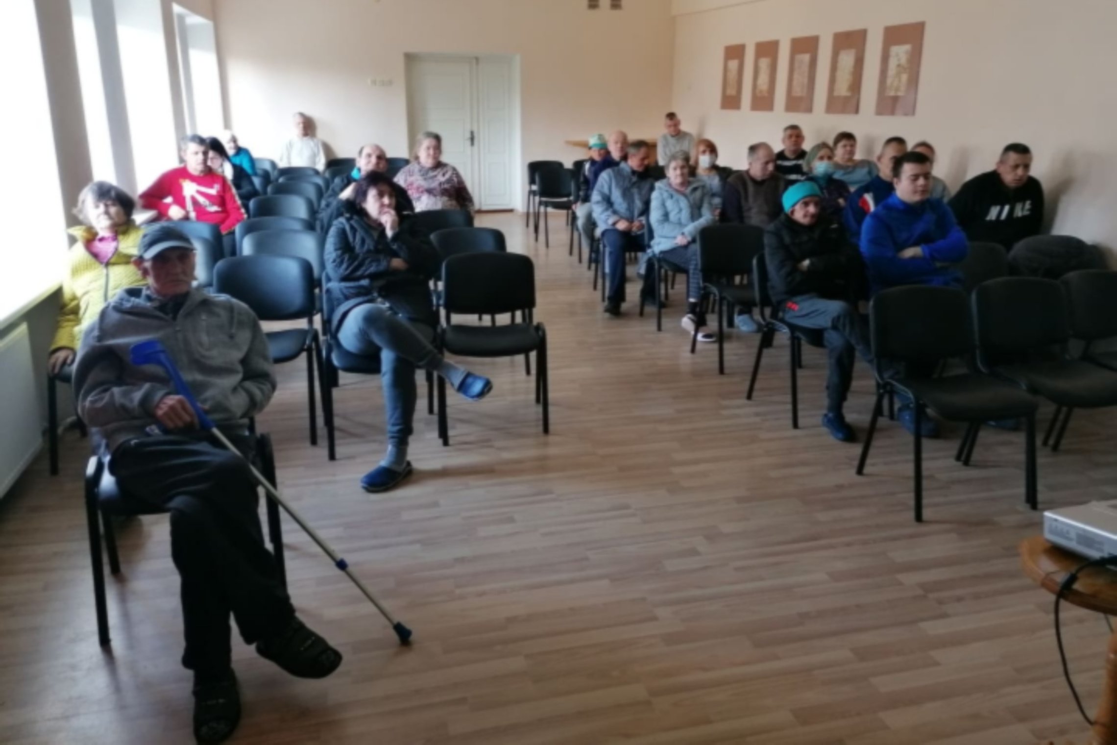 Dūseikių socialinės globos namų gyventojai dalyvauja nuotolinėje edukacijoje.