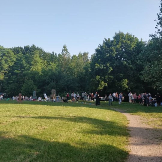 Tolumoje ant Stalo kalno žmonės ruošiasi piknikui.