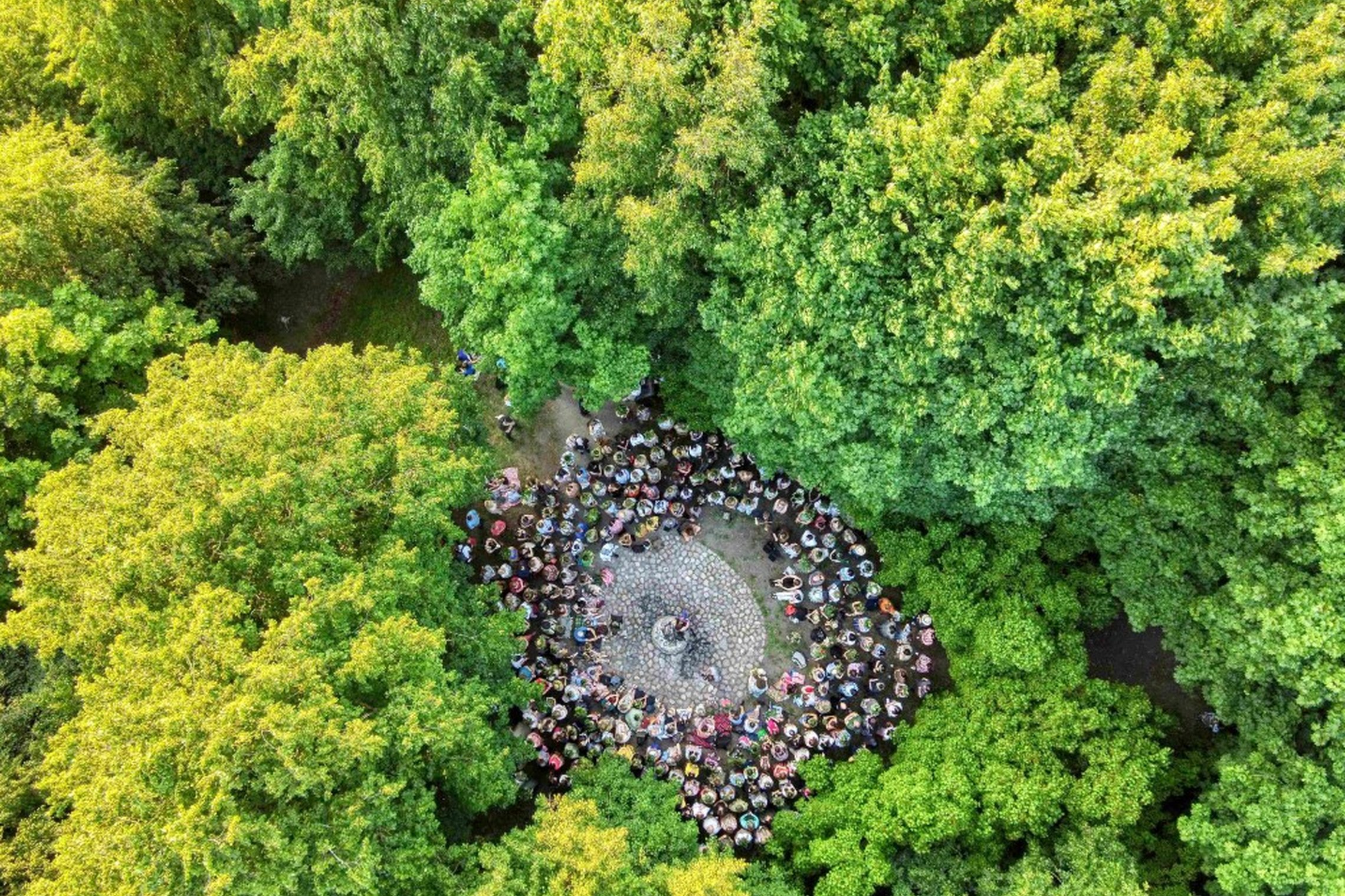 Gausus būrys vasarotojų susirinko ant Gedimino kapo kalno.
