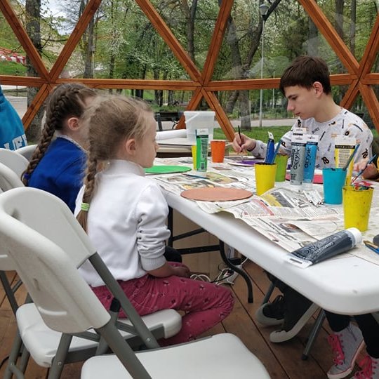 Vaikai spalvina laikrodžius Vilniaus pilių kupole.