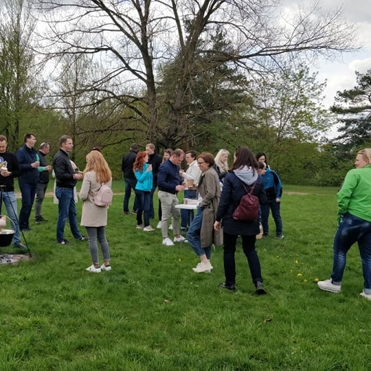 Ekskursijos dalyviai ant stalo kalno geria arbatą iš katilo.