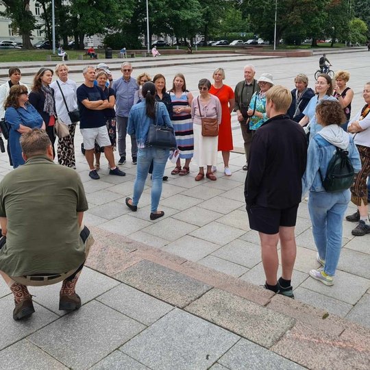 Ekskursijos metu apžiūrėti Vilniaus pilių rezervate esantys paminklai. Nuotraukoje - prie Gedimino paminklo Katedros aikštėje.