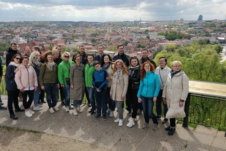 Ekskursijos dalyviai. Jiems už nugarų Vilniaus panorama nuo Trijų Kryžių kalno.