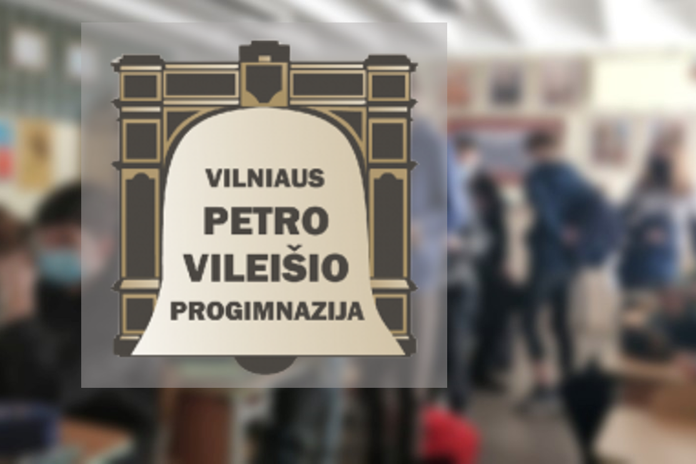 Nuotraukos priekyje Vilniaus Petro Vileišio progimnazijos logotipas. Už logotipo matosi mokiniai prie suolų.