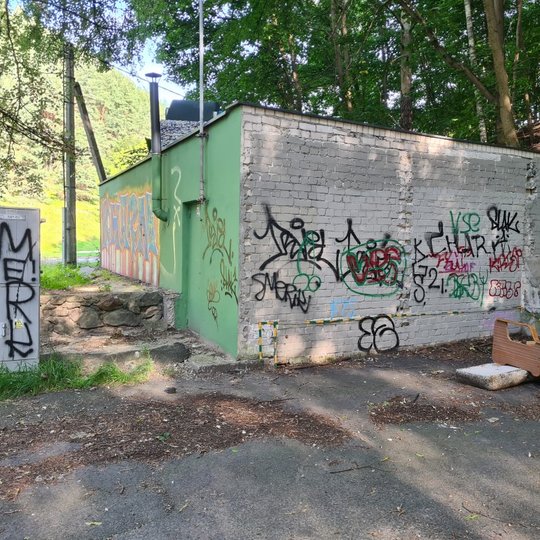 „Vilniaus šilumos tinklų“ siurblinė, su ant sienos išpaišytu grafyčiu, iš arčiau.