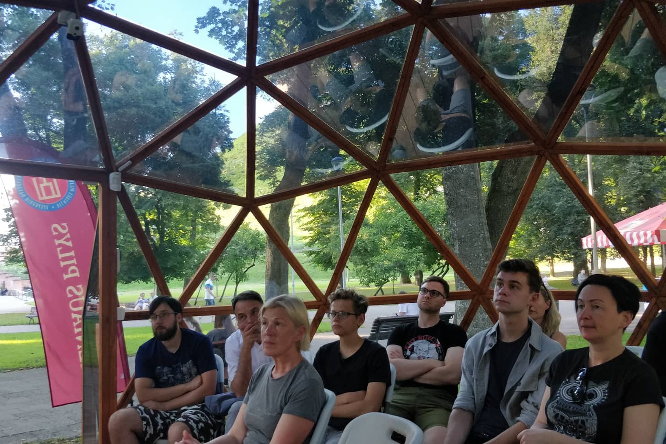 Vilniaus pilių kupole susirinkę lankytojai klausosi paskaitos.
