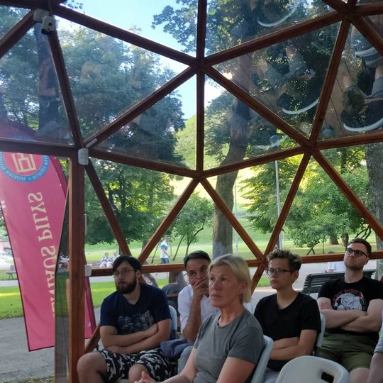 Vilniaus pilių kupole susirinkę lankytojai klausosi paskaitos.