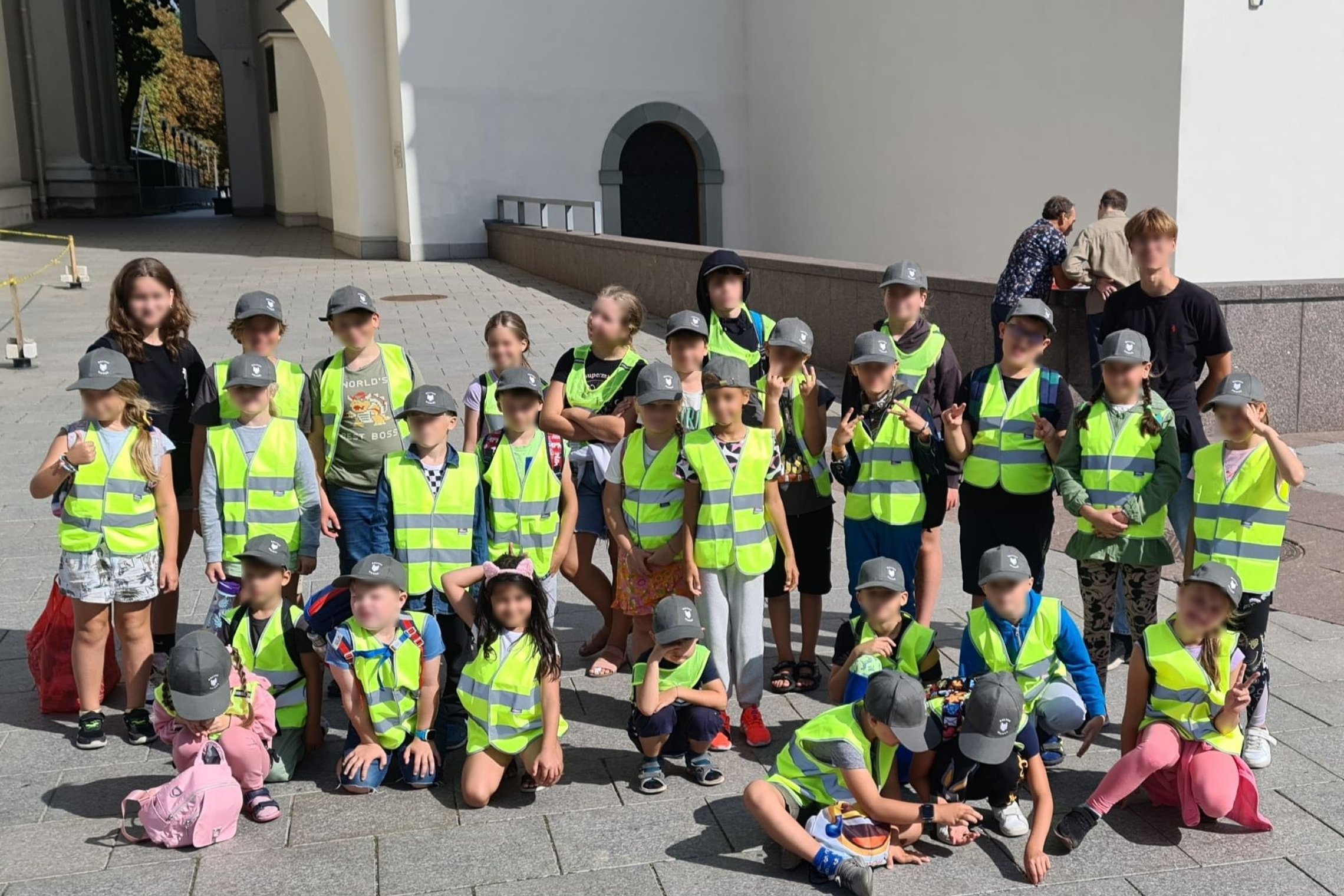 Stovyklautojai susirinko nusiteikė ryžtingai - pradžiai visi nusifotografavo prie Valdovų rūmų.