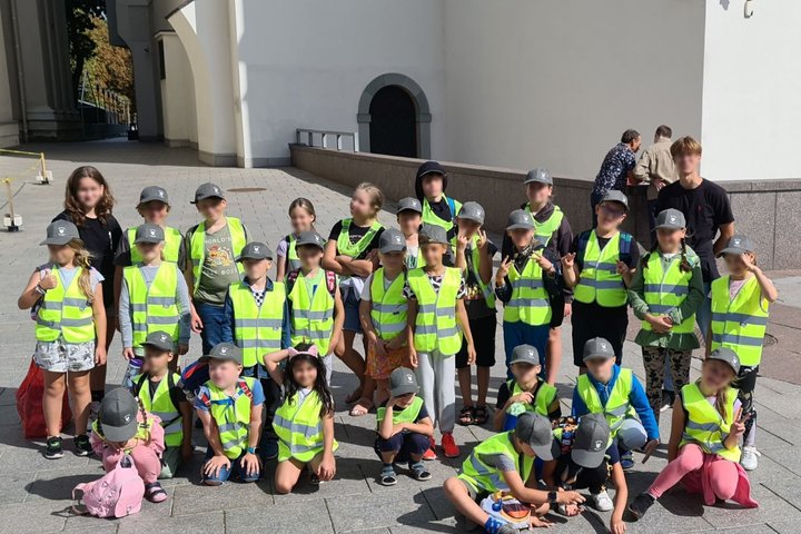 Stovyklautojai susirinko nusiteikė ryžtingai - pradžiai visi nusifotografavo prie Valdovų rūmų.