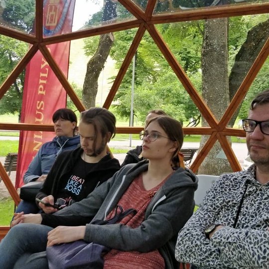 Susidomėję žmonės klausosi paskaitos Vilniaus pilių kupole.