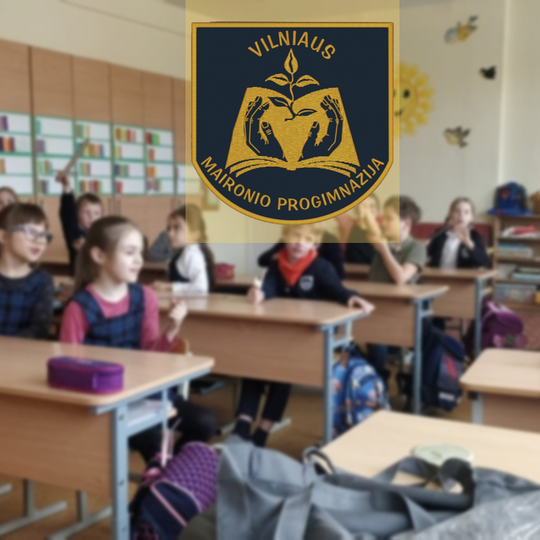 Pradinių klasių mokiniai suoluose. Viršuje Vilniaus Maironio progimnazijos logotipas.