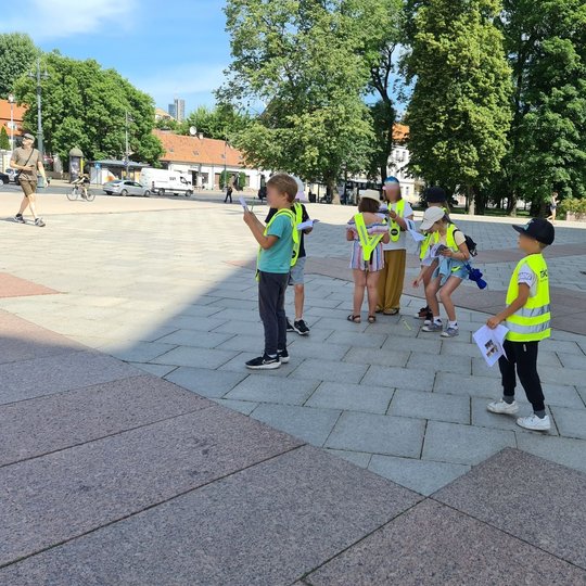 Vaikai ieško Žemutinės pilies likučių - sienų, tvorų, bokštų vietas rodančių plokščių.