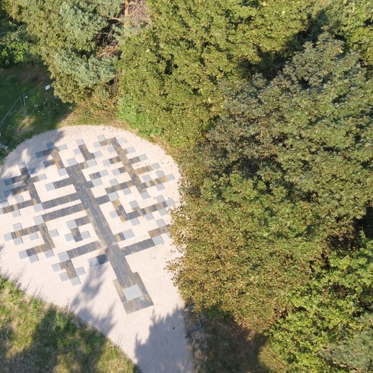 Skarigailos kalva ir ant jos pavaizduotas kunigaikščio  Gedimino geologinis medis iš paukščio skrydžio.