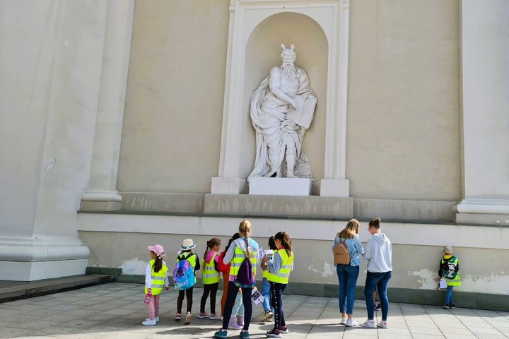 Vaikai aiškinosi, kas pavaizduota Vilniaus Arkikatedros sienose?