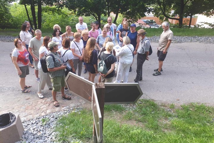 Gausus būrys ekskursantų prie Trijų kryžių kalno.