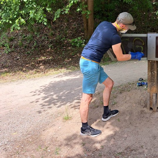 Intensyviai šveičiama informacinė rodyklė prie Bekešo pliažo.