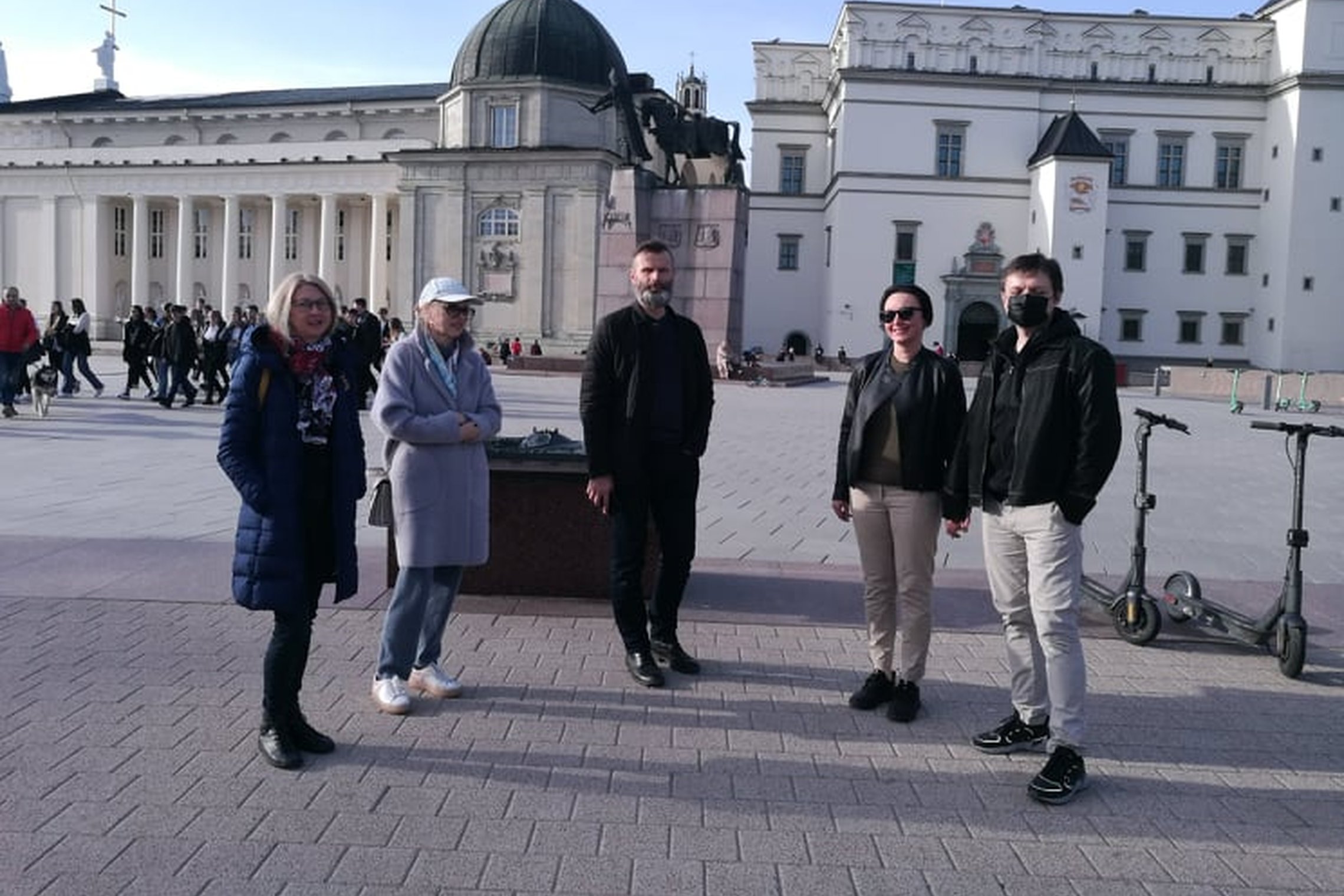 Ekskursijos dalyviai šalia Vilniaus pilių maketo.