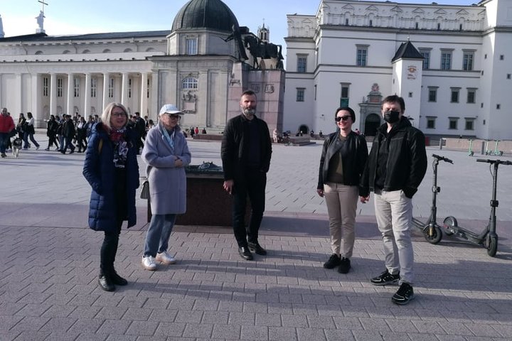 Ekskursijos dalyviai šalia Vilniaus pilių maketo.