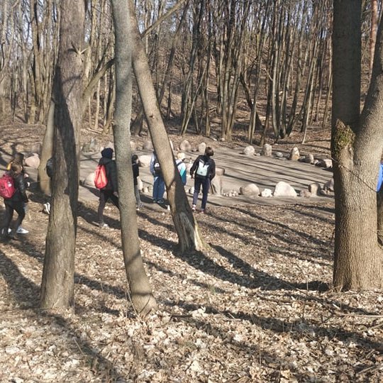 Mokiniai Kreivosios pilies kieme, šalai šventvietės. Iš kito kampo.