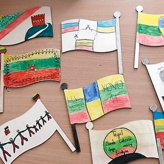 Iš medžio plokščių išpjaustytos trispalvės, papuoštos įvairiais tautiniais motyvais.