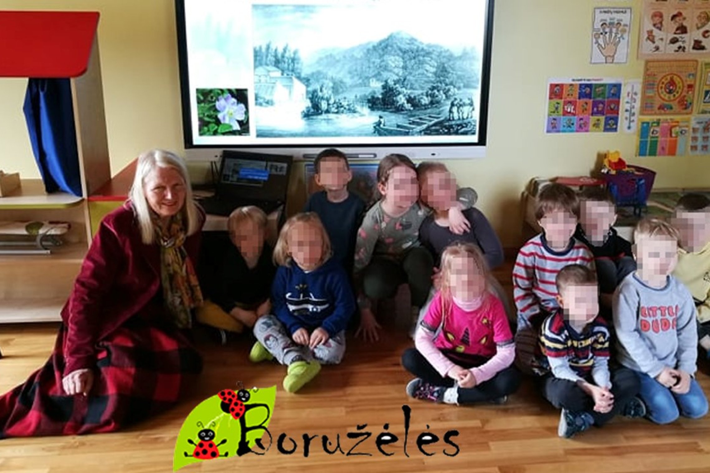 Vaikai kartu su edukatore Angele klasėje.