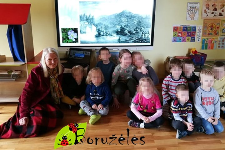 Vaikai kartu su edukatore Angele klasėje.