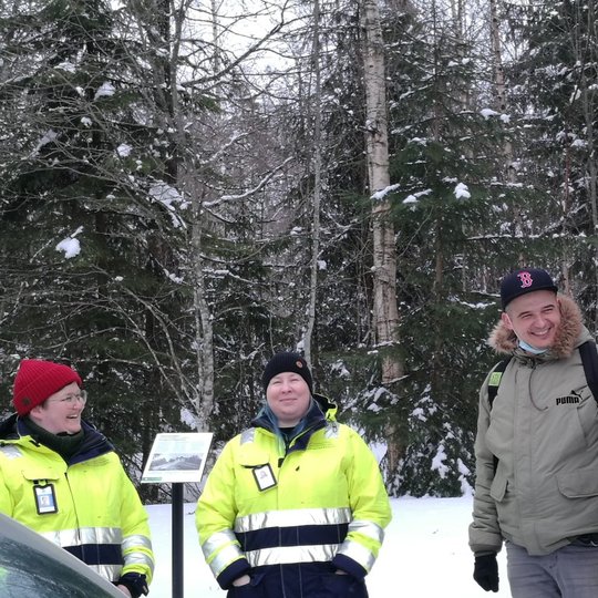 Vilniaus pilių valstybinio kultūrinio rezervato direkcijos darbuotojai kartu su kolegomis iš Suomijos miškingoje aplinkoje.