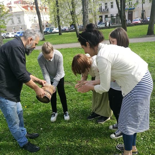 Ranku plovimas lauke.