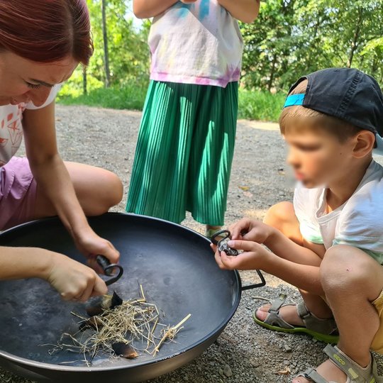 Kartu su mokytojos pagalba, bandyta įkurti ugnį be degtukų. Pavyko.