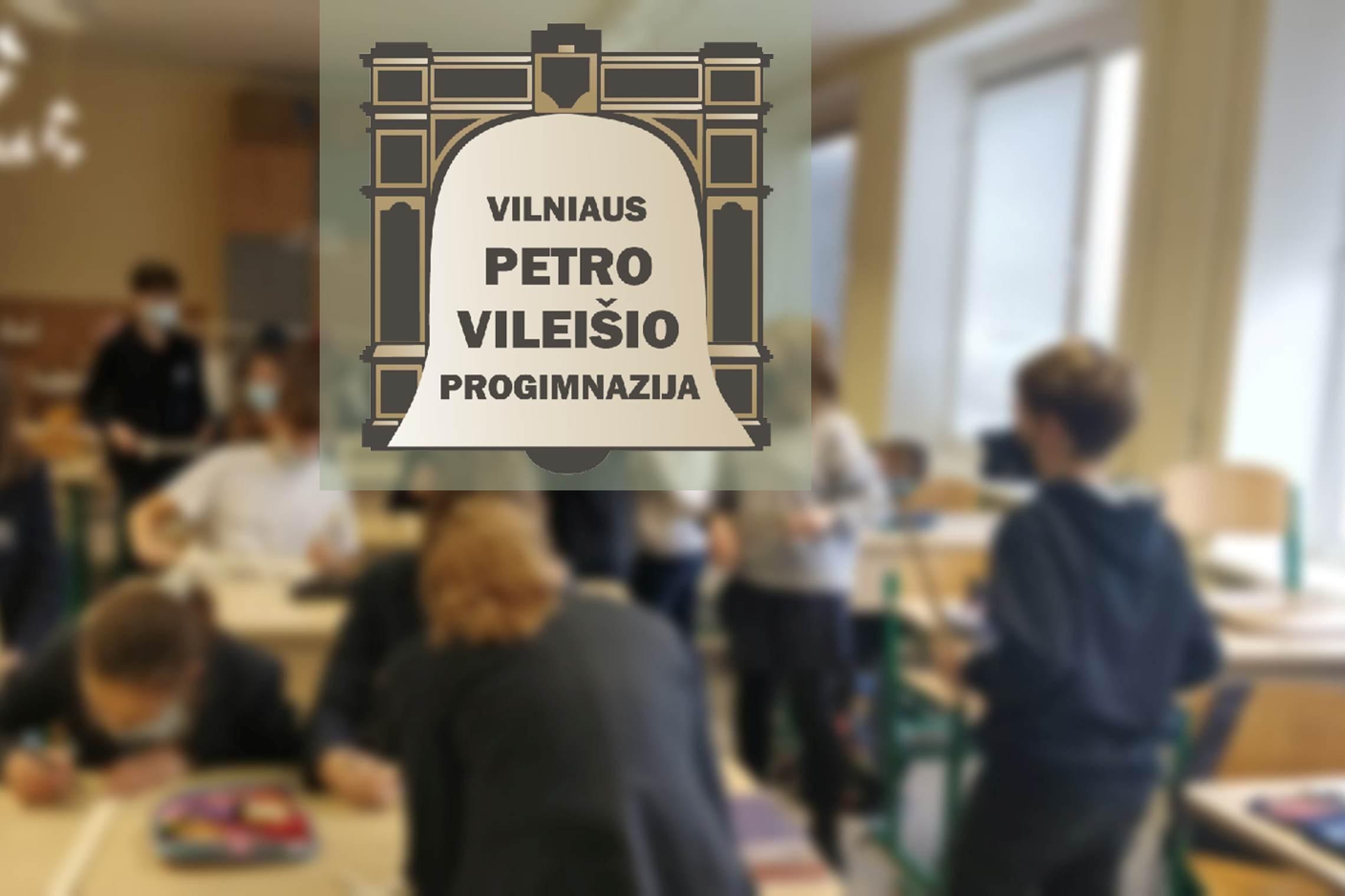 Mokiniai klasėje klasėje. Nuotraukos viršuje Vilniaus Petro Vileišio progimnazijos logotipas, kuriame pavaizduotas varpas su mokyklos pavadinimu.