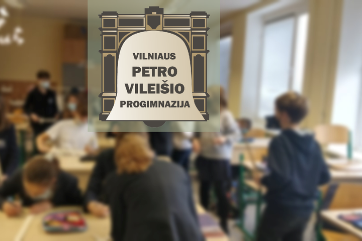 Mokiniai klasėje klasėje. Nuotraukos viršuje Vilniaus Petro Vileišio progimnazijos logotipas, kuriame pavaizduotas varpas su mokyklos pavadinimu.